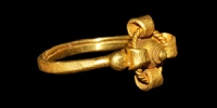 Style Gold Cruciform Finger Ring