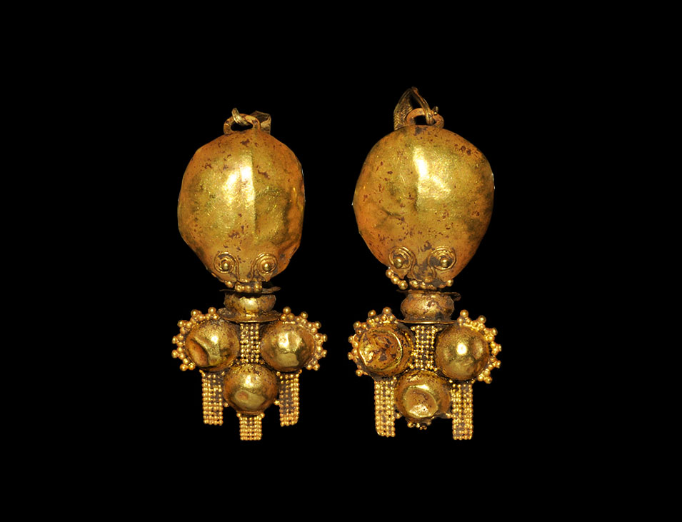 Roman Gold Earring Pair with Palmettes