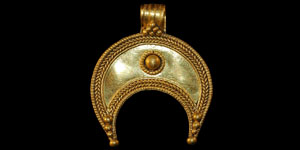 Roman - Gold Lunulate Pendant