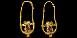 Hellenistic - Gold Earrings with Garnet Stones