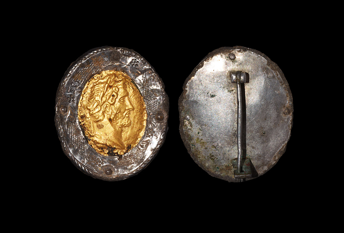 Roman Brooch with Gold Bust of Antoninus Pius - auctions & price archive